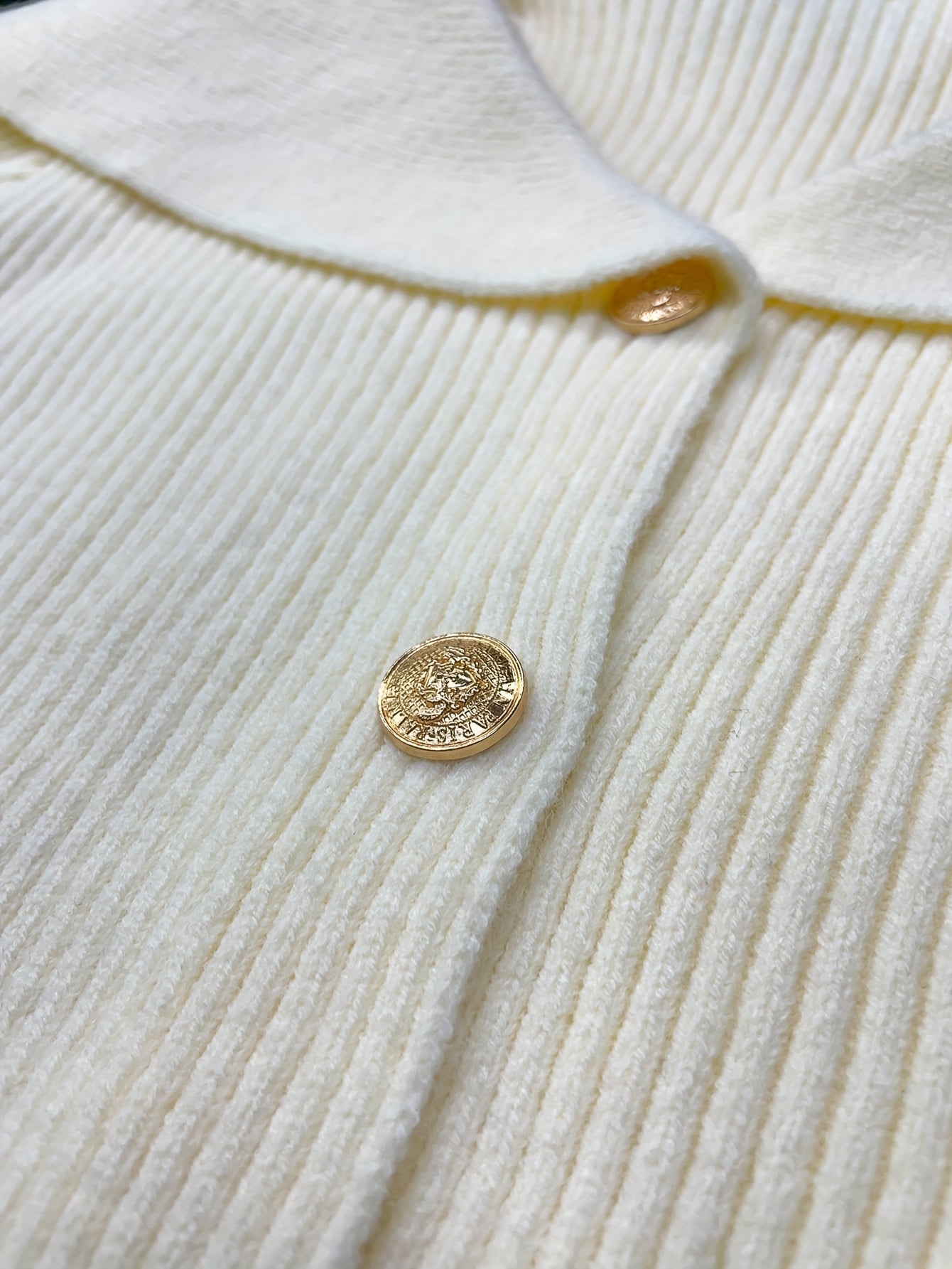 Elegante witte trui-jack voor dames - Chic V-hals, lange mouw, knoopontwerp met geribbelde details, stretchstof, perfect voor casual of formele gelegenheden